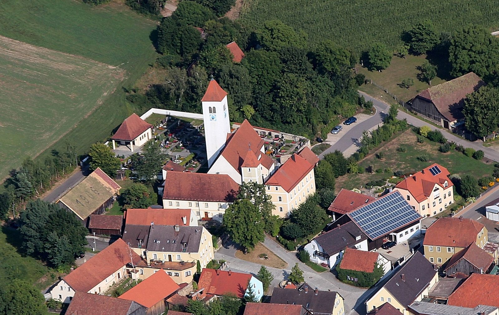 Pfarrkirche Mariä Himmelfahrt und Dorfkern Seebarn
